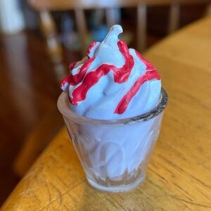 Vanilla Strawberry OG Our Generation Sweet Stop Ice Cream Truck 1,5” in good co